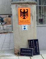 Bild: "Schilderwechsel" am Eingang zum Zentralen Staatsarchiv in Potsdam, Tizianstraße.