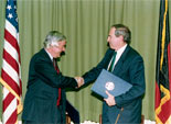 Bild: Dr. Wilhelm Schürmann (links) vom Auswärtigen Amt und Principal Officer Douglas H. Jones vom State Department nach der Unterzeichnung des deutsch-amerikanischen Regierungsabkommens.