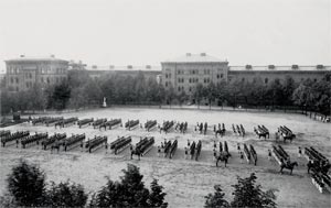 Bild: Blick auf einen der zwei großen Innenhöfe, die zu Exerzierzwecken genutzt wurden: Kadetten bei einer Vorparade am 31. Mai 1906.