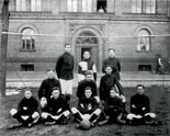 Bild: Kadetten posieren mit Fußball auf dem Exerzierplatz vor der Südfront des Unterrichtsgebäudes, der in neuerer Zeit für sportliche Übungen freigegeben worden ist.