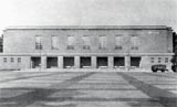 Bild: 1938 wurde nach zweijähriger Bauzeit die Schwimmhalle fertiggestellt, mit Außenmaßen von 60 x 31 x 15 Metern die größte ihrer Zeit. Breit und wuchtig, mit schlichter gerader Linienführung entsprach sie dem Grundstil der Bauten im Dritten Reich.