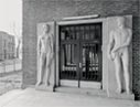 Bild: Die beiden Eingänge zur Schwimmhalle flankieren bis heute von Prof. Haas entworfene fast vier Meter hohe Figuren aus Granit, den "deutschen Mann" und die "deutsche Frau" symbolisierend.