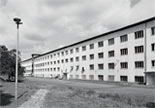 Bild: Das Gebäude 901 ist eines von zwei Mannschaftsgebäuden, die ab 1951 errichtet wurden. Es beherbergt heute Werkstätten und Büros des Bundesarchivs.