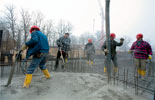 Picture: Spreading and consolidating the freshly poured concrete (28.11.2007)